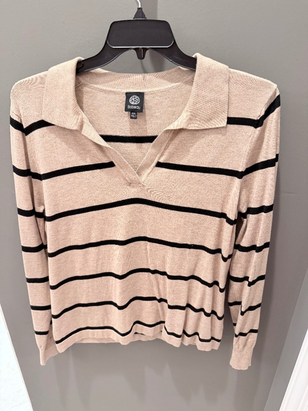 Soft cotton blend v-neck sweater in tan and black. Size XXL